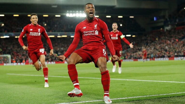 Spieler des FC Liverpool und FC Barcelona auf dem Spielfeld in der Champions League