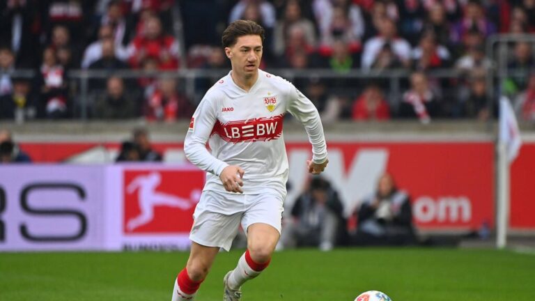 Angelo Stiller im Trikot des VfB Stuttgart mit fokussiertem Blick während eines Bundesliga-Spiels