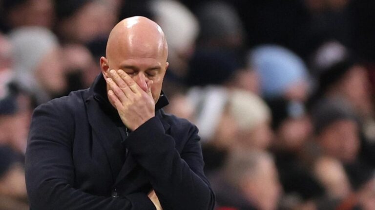 Ein sichtlich frustrierter Trainer Arne Slot steht mit verschränkten Armen an der Seitenlinie