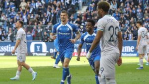 Spieler des 1. FC Magdeburg jubeln über den wichtigen Heimsieg gegen den VfL Bochum