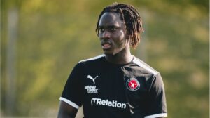 Alamara Djabi im Trikot des FC Midtjylland auf dem Spielfeld