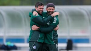 Trainer Miron Muslic und Co-Trainer Tim Hoogland vom FC Schalke 04 stehen gemeinsam am Spielfeldrand