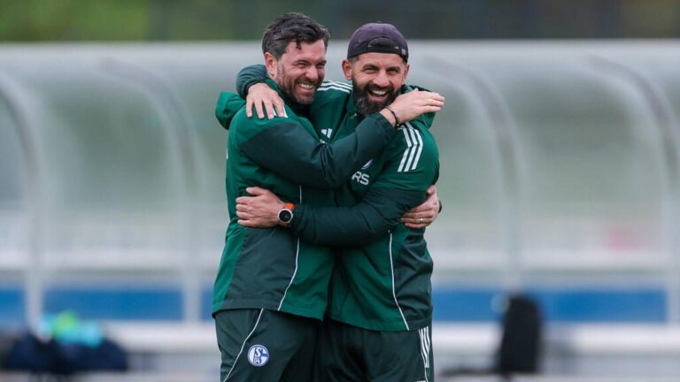 Trainer Miron Muslic und Co-Trainer Tim Hoogland vom FC Schalke 04 stehen gemeinsam am Spielfeldrand