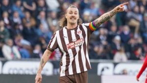 Spieler des FC St. Pauli und 1. FC Köln im hitzigen Zweikampf während eines Bundesliga-Spiels im Millerntor-Stadion
