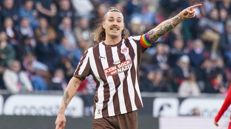 Spieler des FC St. Pauli und 1. FC Köln im hitzigen Zweikampf während eines Bundesliga-Spiels im Millerntor-Stadion