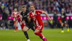 Zweikampf zwischen Spielern des FC St. Pauli und des FC Bayern München in der Bundesliga