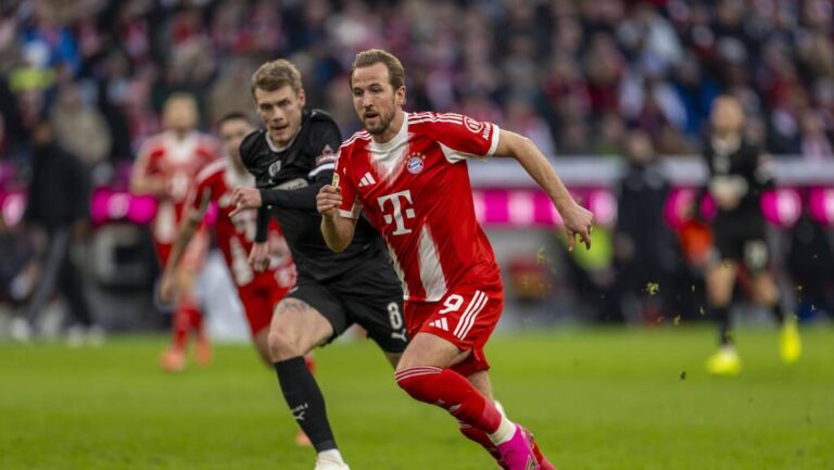 Zweikampf zwischen Spielern des FC St. Pauli und des FC Bayern München in der Bundesliga