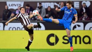 Spieler des FC St. Pauli auf dem Platz, Fokus auf den verletzten Mathias Pereira Lage oder Trainer Alexander Blessin.