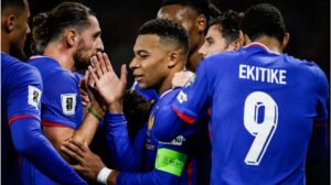 Die französische Nationalmannschaft jubelt gemeinsam auf dem Spielfeld