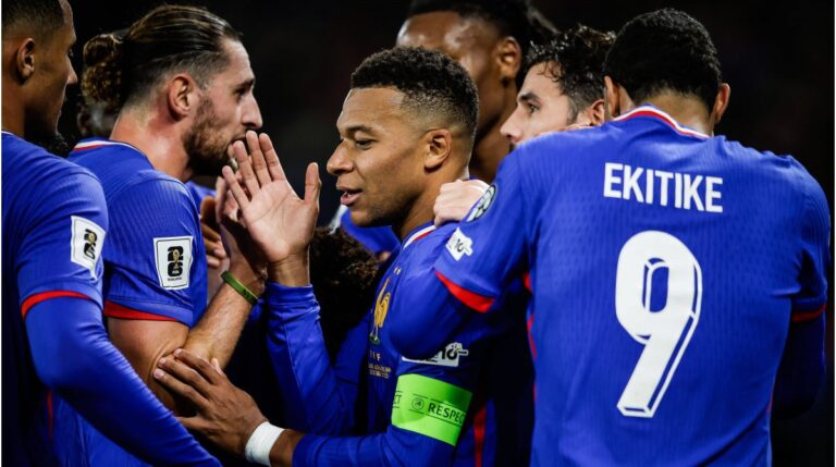 Die französische Nationalmannschaft jubelt gemeinsam auf dem Spielfeld