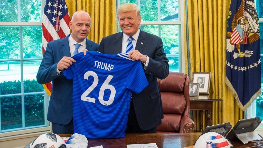 Wütende und frustrierte Fußballfans auf der Tribüne bei einem WM-Spiel