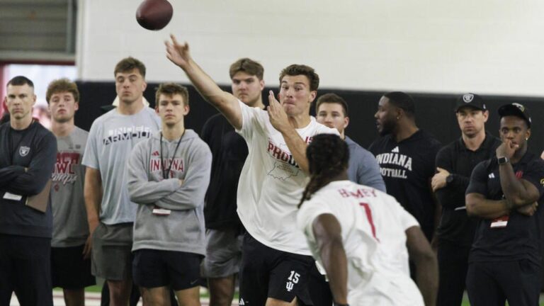 Quarterback Fernando Mendoza wirft einen Pass während des Pro Days der Indiana Hoosiers vor NFL-Scouts