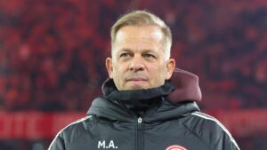 Trainer Markus Anfang von Fortuna Düsseldorf steht nachdenklich und enttäuscht am Spielfeldrand