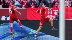 Jubelnde Spieler von Fortuna Düsseldorf und Eintracht Braunschweig nach ihren wichtigen Siegen im Abstiegskampf