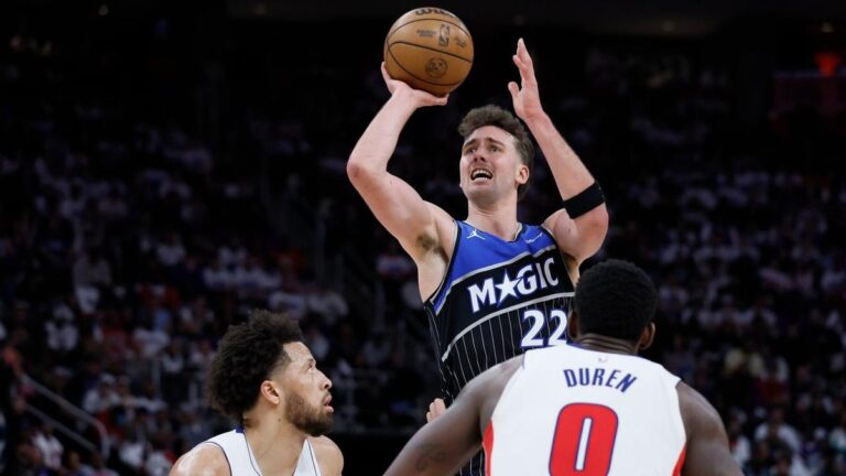 Franz Wagner von den Orlando Magic dribbelt mit dem Basketball im NBA-Playoff-Spiel gegen die Detroit Pistons.