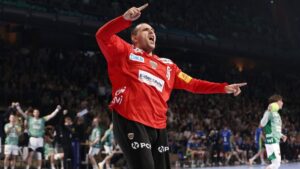 Torhüter Dejan Milosavljev von den Füchsen Berlin jubelt emotional nach einer starken Parade im Handball-Spitzenspiel.