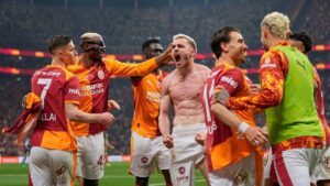 Victor Osimhen jubelt im Trikot von Galatasaray über sein Tor im Derby gegen Fenerbahce
