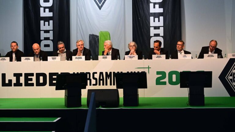 Rainer Bonhof, Präsident von Borussia Mönchengladbach, wischt sich auf der Jahreshauptversammlung eine Träne aus dem Gesicht