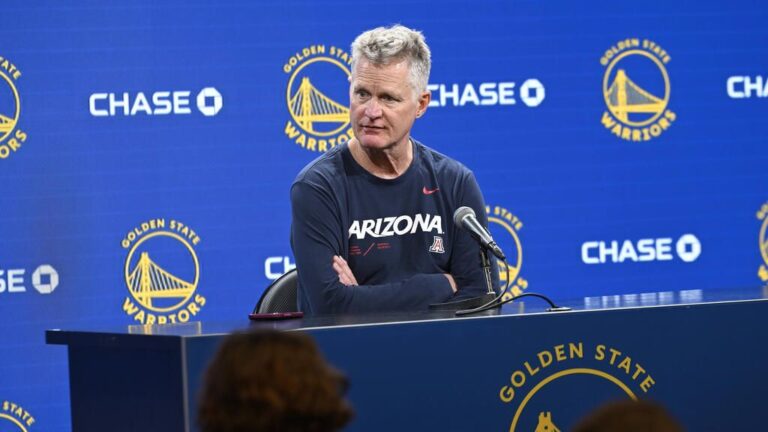 Headcoach Steve Kerr von den Golden State Warriors blickt nachdenklich während eines NBA-Spiels