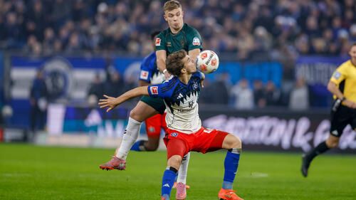 Zweikampf zwischen Spielern des Hamburger SV und Werder Bremen in einem hitzigen Nordderby