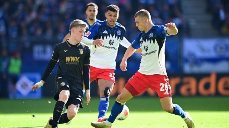 Zweikampf zwischen Spielern des Hamburger SV und des FC Augsburg