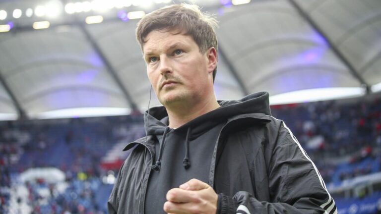 HSV-Trainer Merlin Polzin gestikuliert am Spielfeldrand während eines Bundesliga-Spiels