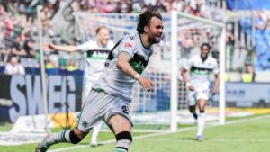 Spieler von Hannover 96 jubeln nach einem Tor im Auswärtsspiel der 2. Bundesliga gegen den Karlsruher SC.