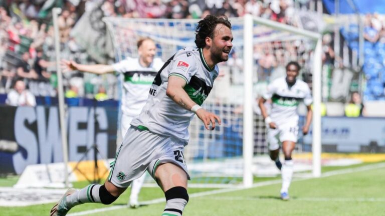 Spieler von Hannover 96 jubeln nach einem Tor im Auswärtsspiel der 2. Bundesliga gegen den Karlsruher SC.