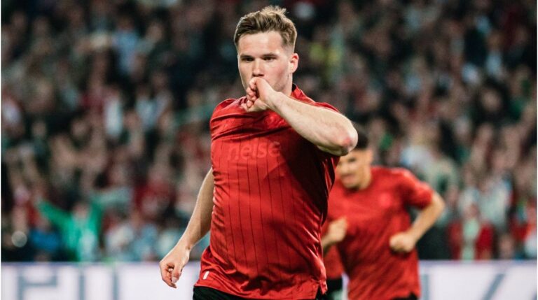 Benjamin Källman von Hannover 96 jubelt über seinen Kopfballtreffer zum 1:1 gegen den SC Paderborn in der 2. Bundesliga.