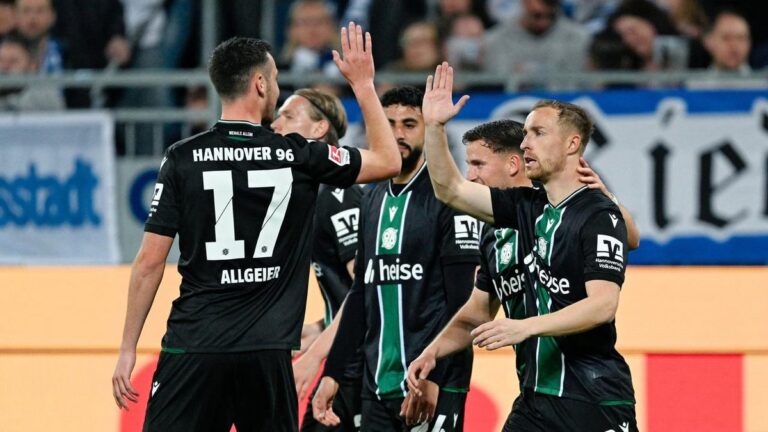 Jubelnde Spieler von Hannover 96 nach einem Tor beim Auswärtsspiel in Darmstadt