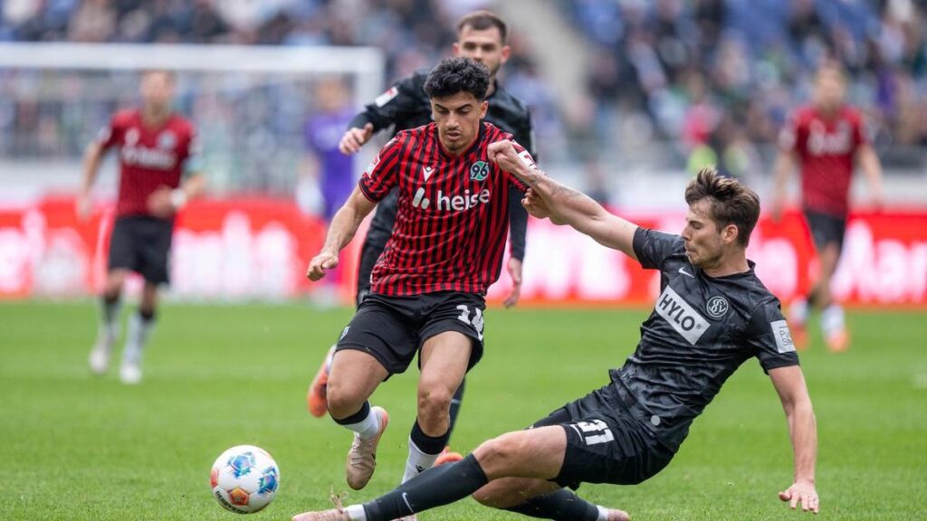 Enttäuschte Spieler von Hannover 96 diskutieren nach dem Zweitligaspiel gegen Elversberg mit dem Schiedsrichter