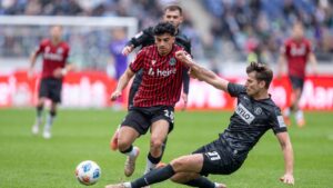 Enttäuschte Spieler von Hannover 96 diskutieren nach dem Zweitligaspiel gegen Elversberg mit dem Schiedsrichter