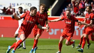 Spieler des 1. FC Heidenheim bejubeln einen wichtigen Sieg im Bundesliga-Abstiegskampf gegen den FC St. Pauli