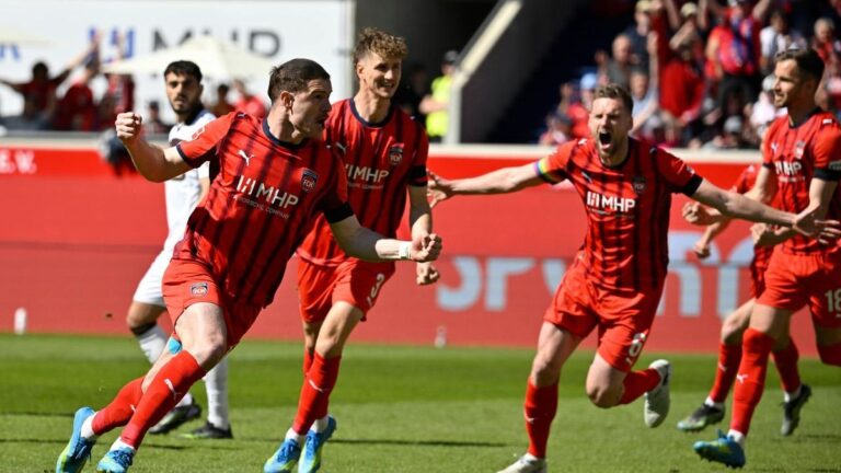 Spieler des 1. FC Heidenheim bejubeln einen wichtigen Sieg im Bundesliga-Abstiegskampf gegen den FC St. Pauli