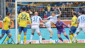 Enttäuschte Spieler von Hertha BSC nach dem verpassten Sieg gegen Eintracht Braunschweig in der 2. Bundesliga.