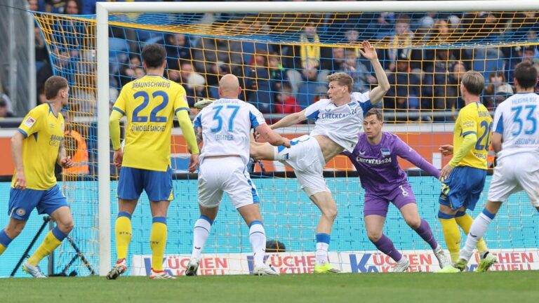 Enttäuschte Spieler von Hertha BSC nach dem verpassten Sieg gegen Eintracht Braunschweig in der 2. Bundesliga.