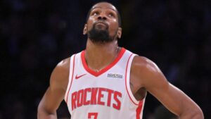 Kevin Durant im Trikot der Houston Rockets blickt nachdenklich auf das Spielfeld.