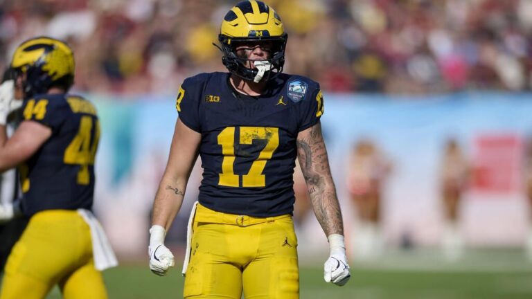 Marlin Klein im College-Trikot der Michigan Wolverines auf dem Spielfeld