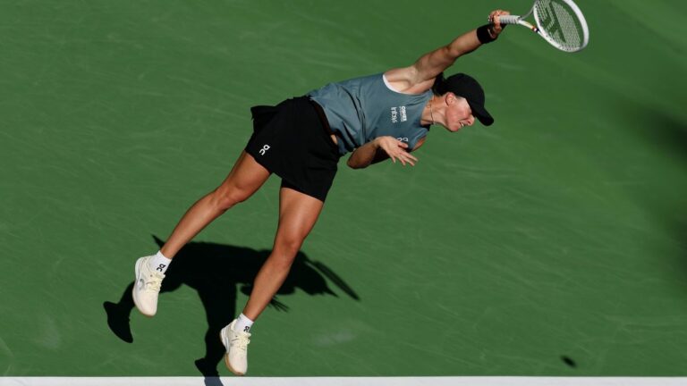 Tennisspielerin Iga Swiatek hochkonzentriert während eines Matches auf der WTA-Tour