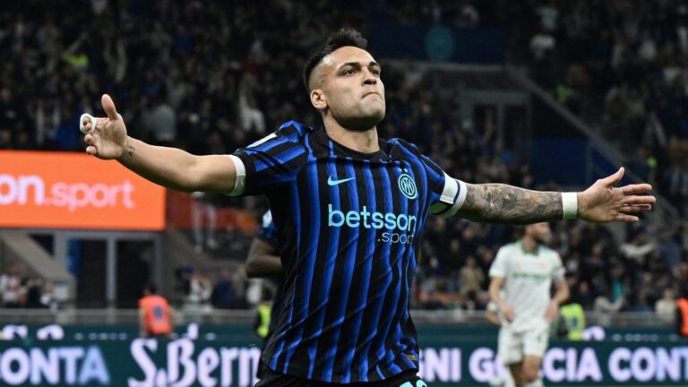 Jubelnder Lautaro Martinez im Trikot von Inter Mailand nach seinem Tor gegen die AS Rom in der Serie A
