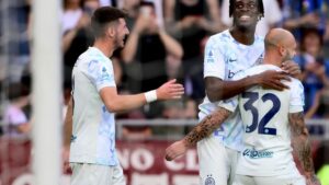 Verteidiger Yann Bisseck von Inter Mailand bejubelt sein Kopfballtor in der Serie A.