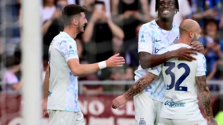 Verteidiger Yann Bisseck von Inter Mailand bejubelt sein Kopfballtor in der Serie A.