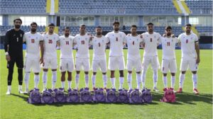 Die iranische Fußball-Nationalmannschaft formiert sich vor einem Länderspiel auf dem Platz