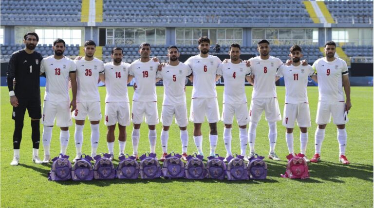 Die iranische Fußball-Nationalmannschaft formiert sich vor einem Länderspiel auf dem Platz