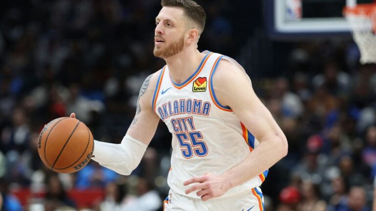 Isaiah Hartenstein im Trikot der Oklahoma City Thunder verteidigt in den NBA-Playoffs gegen die Phoenix Suns