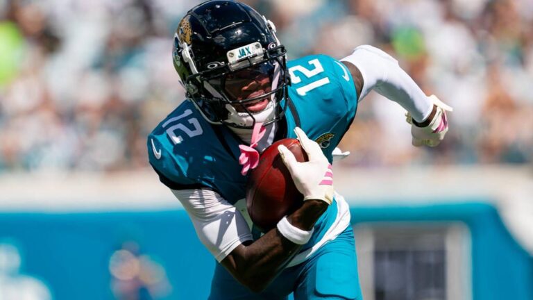 Travis Hunter im Trikot der Jacksonville Jaguars auf dem Spielfeld in der NFL