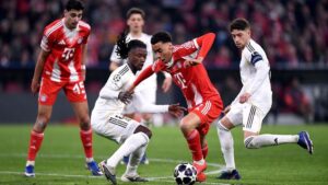 Jamal Musiala im Trikot des FC Bayern München jubelt auf dem Spielfeld über einen Treffer.