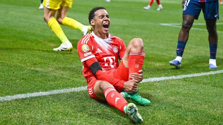 Jamal Musiala im Trikot des FC Bayern München fokussiert am Ball