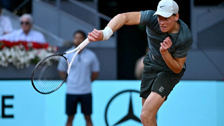 Jannik Sinner beim ATP-Masters in Madrid konzentriert beim Aufschlag.
