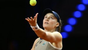 Jelena Rybakina lächelt mit dem Siegerpokal nach ihrem gewonnenen WTA-Finale in Stuttgart